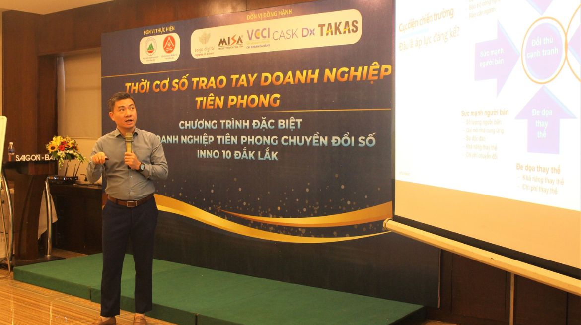 Ông Hoàng Ngọc Minh Hải - Giám đốc Trung tâm Kết nối và Chuyển đổi số Đắk Lắk chia sẻ, trao đổi về năng lực chuyển đổi số và cạnh tranh bền vững của doanh nghiệp
